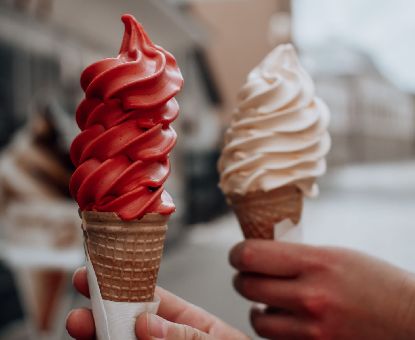 Zwei Softeis in der Waffel in rot und weiß