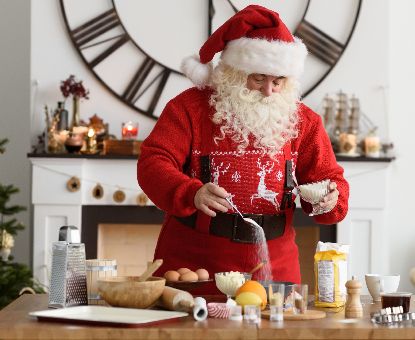 Der Weihnachtsmann beim Backen