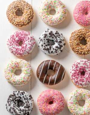 Bunte Donuts verziert mit verschiedenen EmK Toppings.